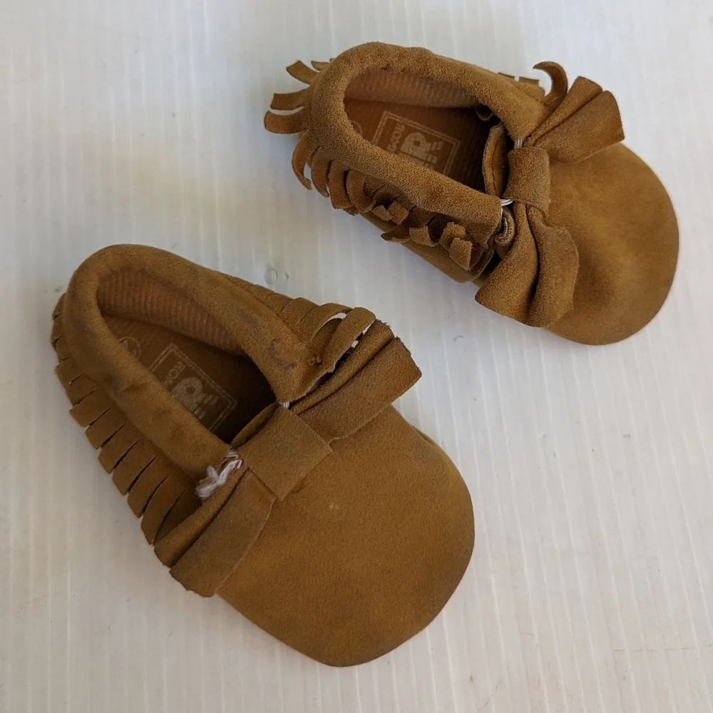 ROMIRUS baby girl tan faux suede fringe bow moccasins